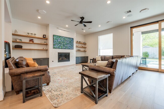 Photo - 907 W 43rd St