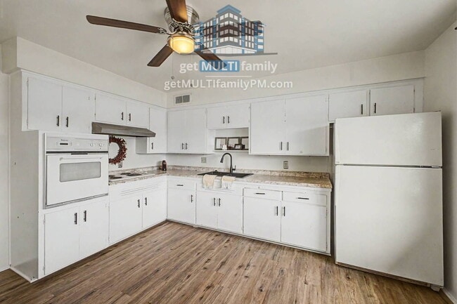 Building Photo - 4325 N 26th St Unit Apt 13