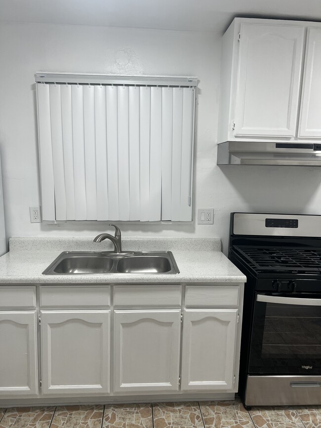 1624 1/2 W 50th St Unidad Back unit