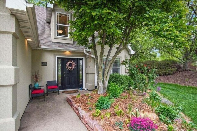 Photo - 401 N Village Cir