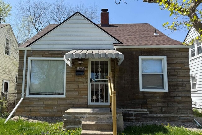 Building Photo - Renovated 3-Bedroom Home – We Welcome Sect...