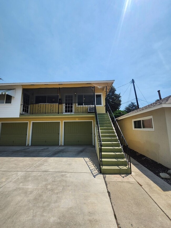 Building Photo - Beautiful 1-bedroom Upstairs Apartment in ...