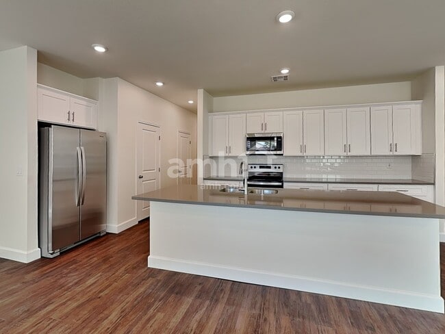 Photo - 831 Longwood Gdns St