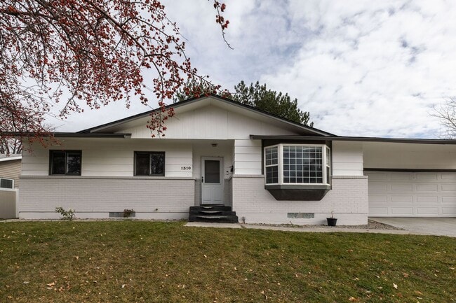 Building Photo - 4 BED 2 BATH HOME WITH BONUS ROOM IN IDAHO FALLS