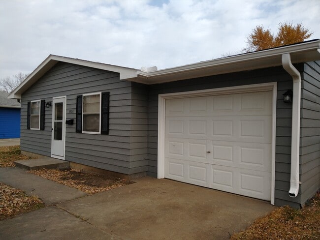 Front of House w/Attached Garage - 3326 SW Kiowa St