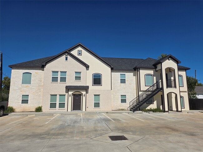 Building Photo - 7823 Gladstone St Unit B3