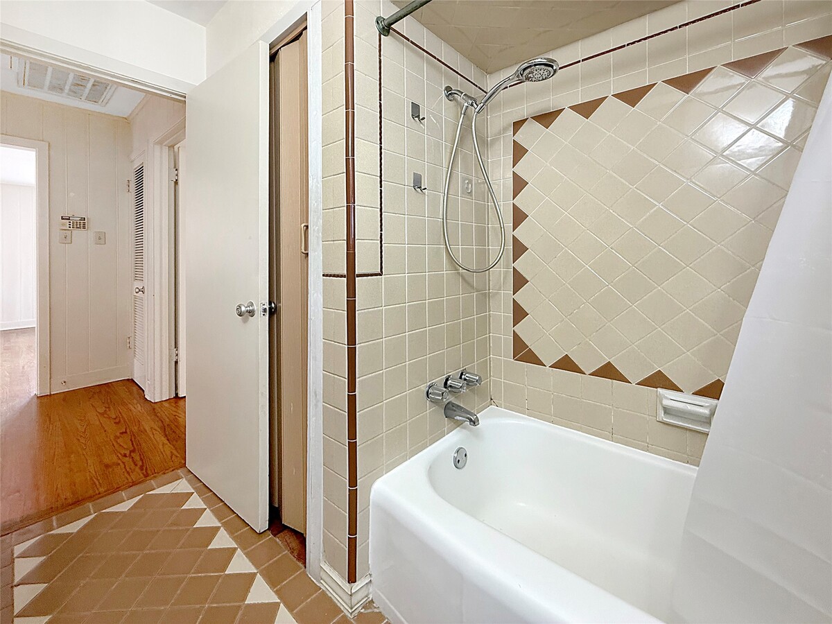 Photo - 914 1/2 W 21st St