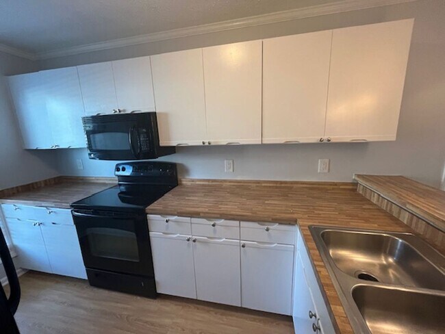 Photo - Welcome to the 2 Bed 2 Bath Bottom Floor Condo in Savannah Court, located in the vibrant city of ... Unit S1843