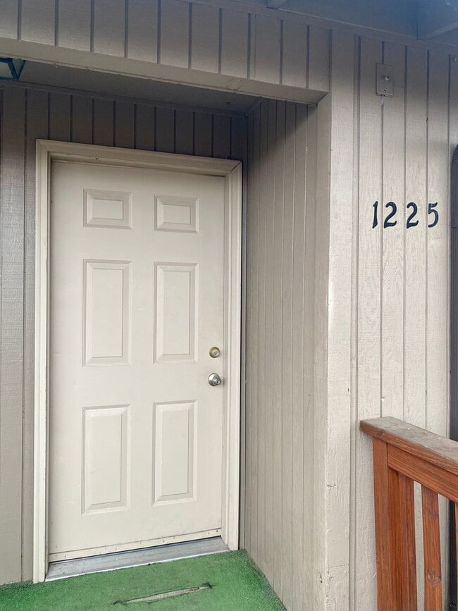 Photo - Hard to find 1 bdrm, 1 bath w/ garage!  1.7 miles from Sky Lakes Medical Center and Oregon Tech!