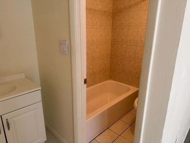Photo - * MOVE IN SPECIAL * 1/2 OFF 2ND MONTH'S RENT!! Spacious 1,226 SF Unit - 2 bd / 2 ba near UF - Bra...