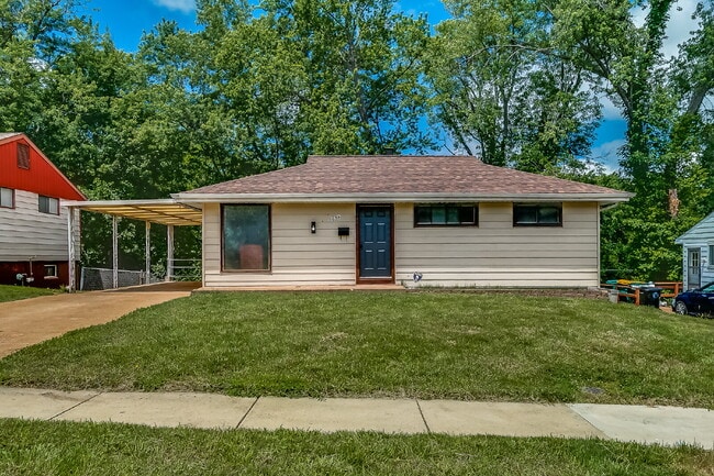 Building Photo - "Charming 3-Bedroom Retreat in St. Louis with Spacious Living!"