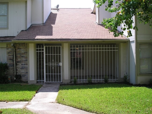 Building Photo - 5810 Twisted Pine Ct Unit B