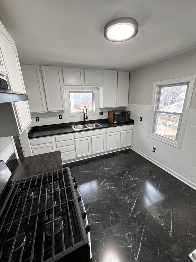 Photo - 1919 S 93rd St