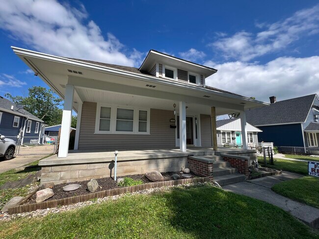 Photo - 2145 Singleton St