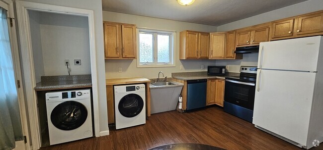 Building Photo - 2 Warsaw Ave Unit 1R Rental