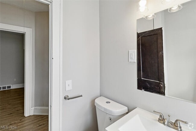 Building Photo - 1524 E 204th St Unit 2-up Rental