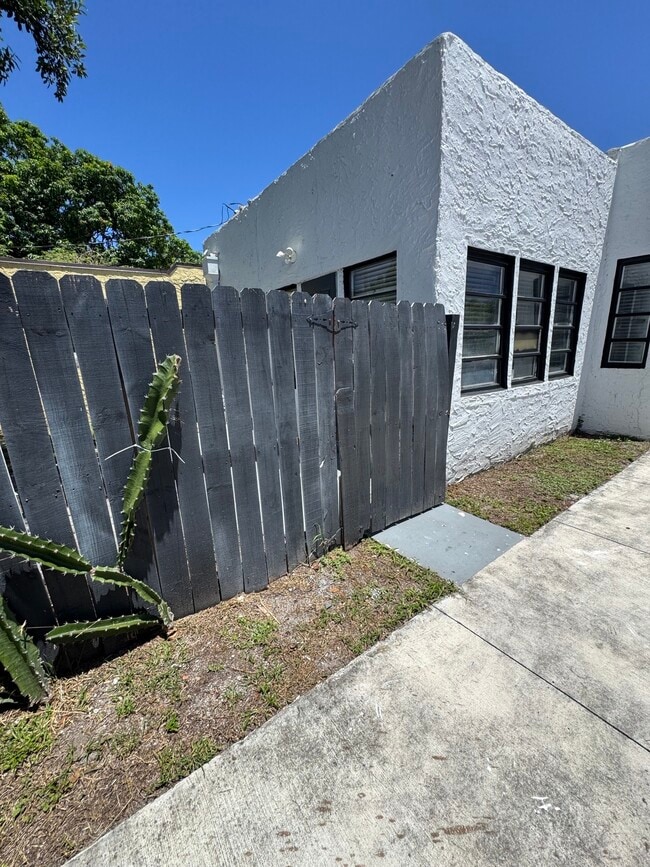 Photo - 401 N H St