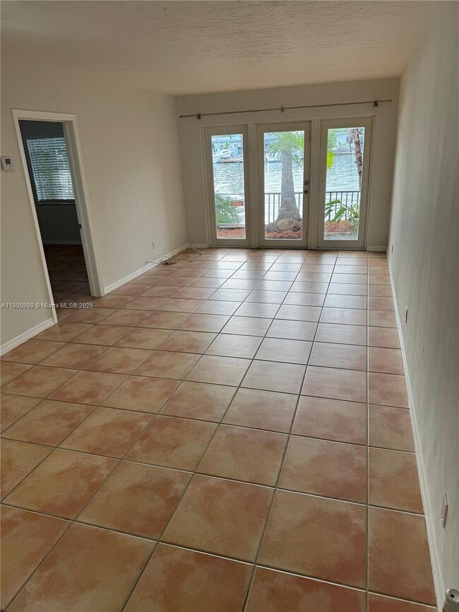 Photo - 8300 Byron Ave Unidad 5