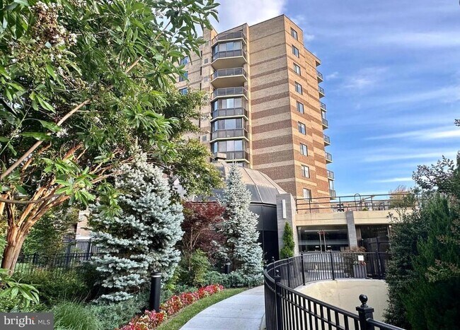 Building Photo - 8380 Greensboro Dr Unit 925