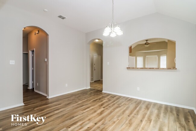 Photo - 1124 Manhassett Ct