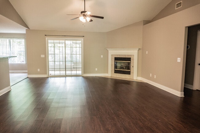 Photo - 211 Foxchase Way