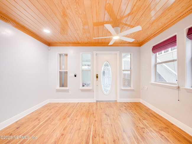 Photo - 6472 Putnam St