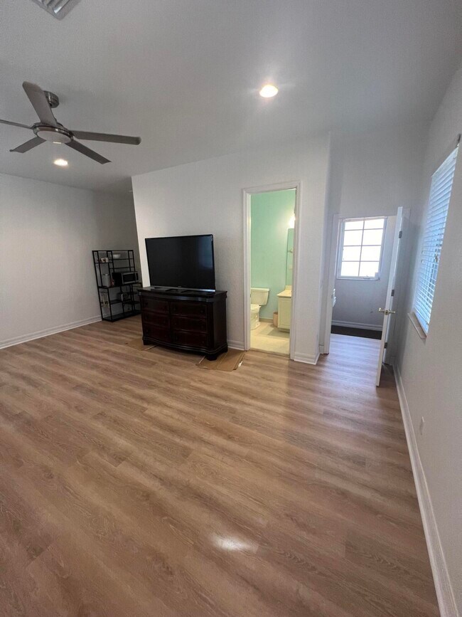 Photo - 138 Lismore Ln Condo