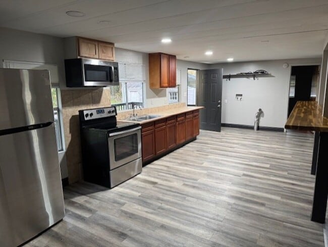 Photo - Newly renovated 4/2 Mobile home on large lot in Orlando**