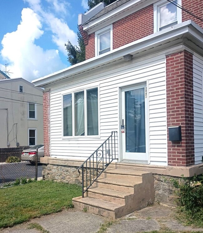 Building Photo - Stunning 3-Bedroom Townhome in the Heart o...