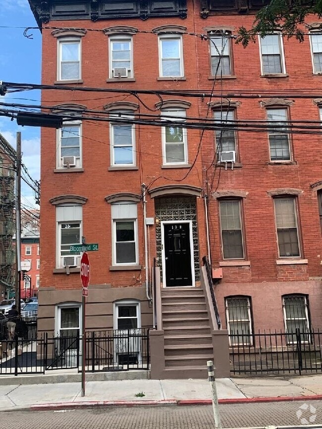 Building Photo - 139 Bloomfield St Unit 3 Rental