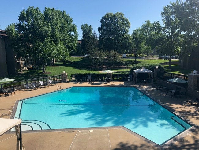 Swimming Pool with Cabanas - Taravue Park Rental