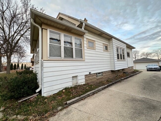 Photo - 1912 S 91st St