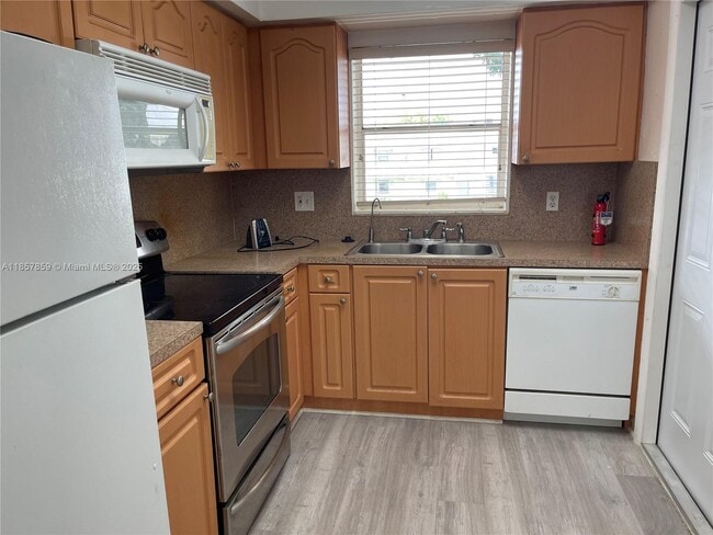 Building Photo - 7328 SW 82nd St Unit B212 Rental