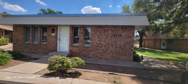 GROUND LEVEL UPDATED COLONIAL PARK CONDO - GROUND LEVEL UPDATED COLONIAL PARK CONDO