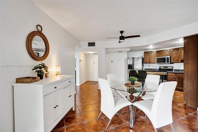 Photo - 1000 Parkview Dr Unit 412