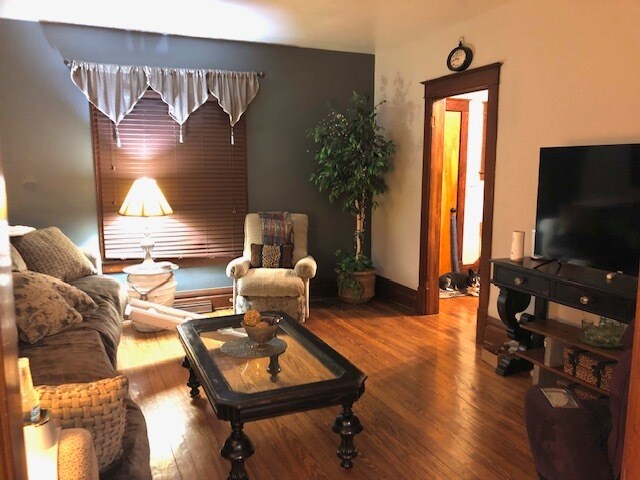 Photo - 305 Oak St