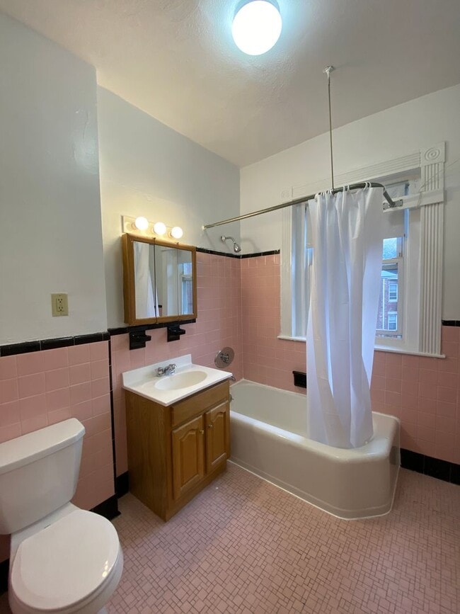 Photo - 1595 Beacon St
