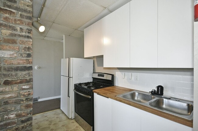 Building Photo - 1606 Bingham St Unit 1606 Bingham Floor 2
