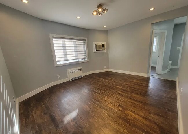 Building Photo - 676 E 5th St Unit 1