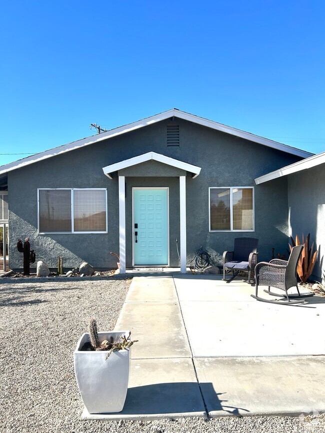 Building Photo - Modern Industrial Feel 4 Bedroom 2 Bathroo... Rental