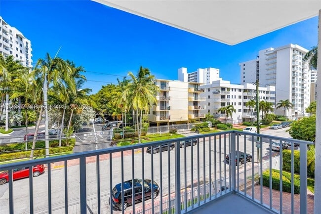 Building Photo - 1674 Bay Dr E Unit 302