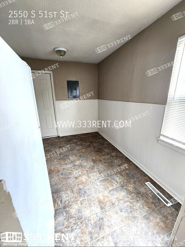 Photo - 2550 S 51st St