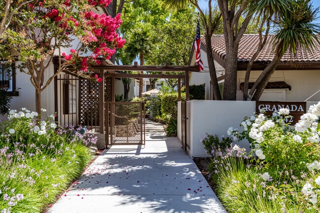 Entrada - Granada Apartments