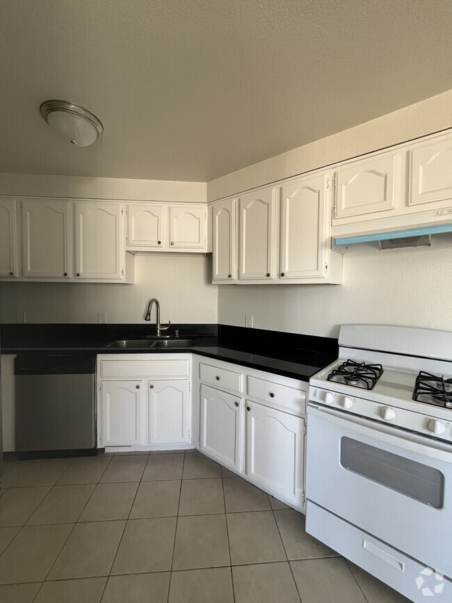Building Photo - 1615 W 205th St Unit 1 Rental
