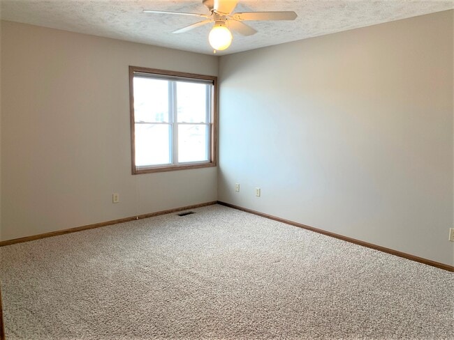 Amplio dormitorio principal con vestidor y baño principal. - 3611 McLaughlin Dr.