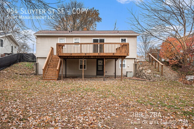 Photo - 954 Sluyter St SE