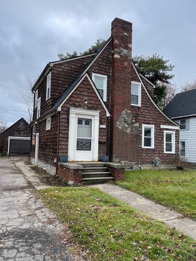 Photo - 592 E Montcalm St