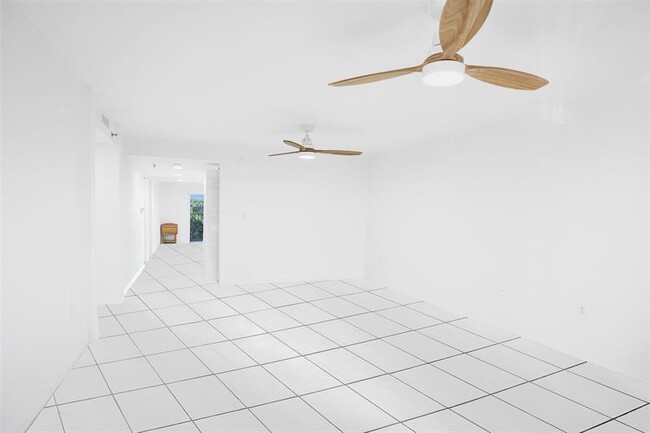 Photo - 9470 Tangerine Pl Unidad 404