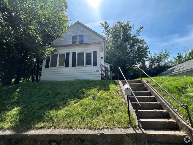 Building Photo - 2 Bedroom 1 Bath House in Moline