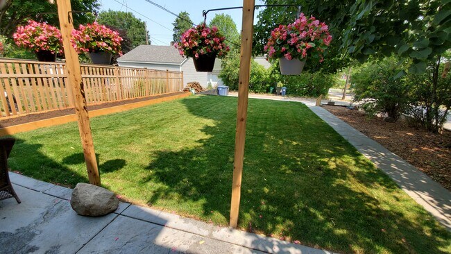 Large backyard - 1400 N Girard Ave N Unit 1